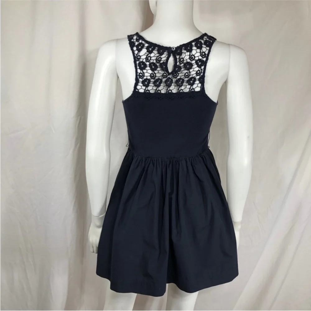 Hollister bust 30”